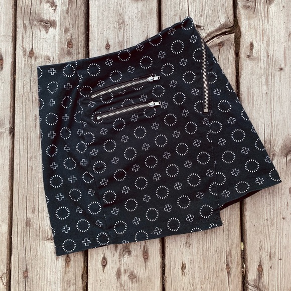 ✨FREE ADD-ON✨ H&M Asymmetrical Mini Skirt - Picture 1 of 3